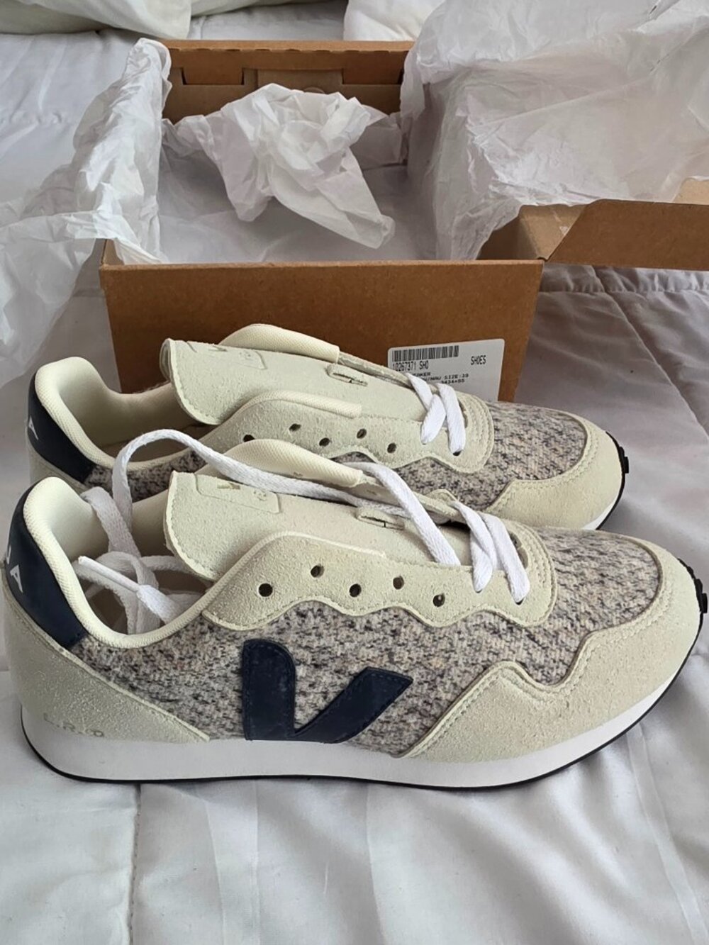 VEJA SDU Sneaker Size 39 Snow/Nau BNIB